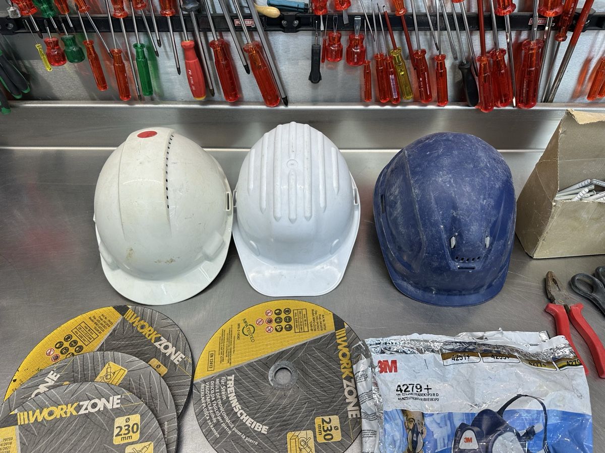 Tutti gli attrezzi: Baustellenmaterial – Usato da Schwende venduto da weesli 2
