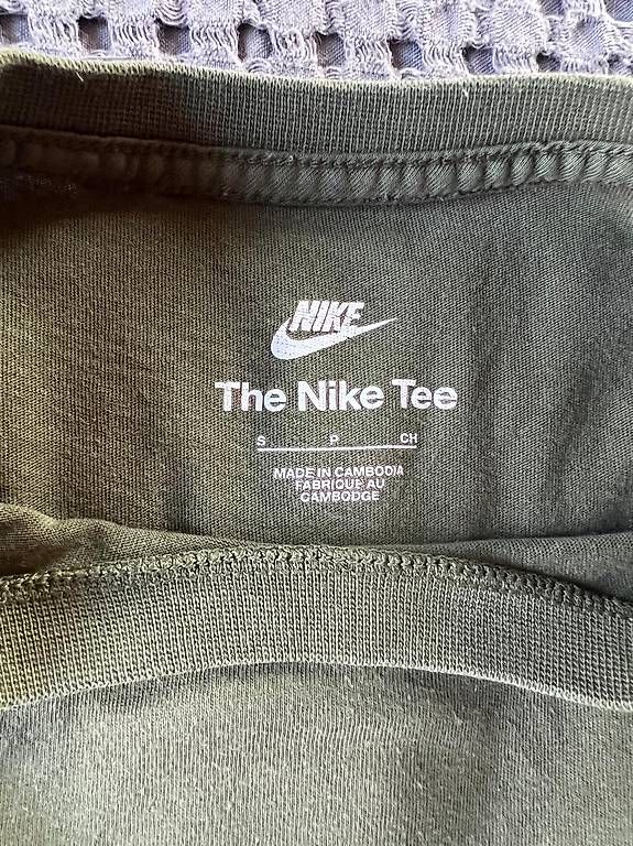 Nike T-shirt: T-shirt Nike vert logo brodé taille S – Usato da Genthod venduto da mar_g8vn 2