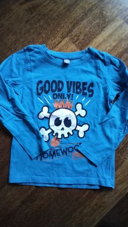 Cooles Langarmshirt Gr. 122 Totenkopf Good Vibes