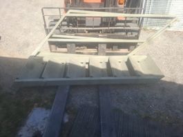 Treppe masiv 6 stufig pulverbeschichtet Geländer beidseitig
