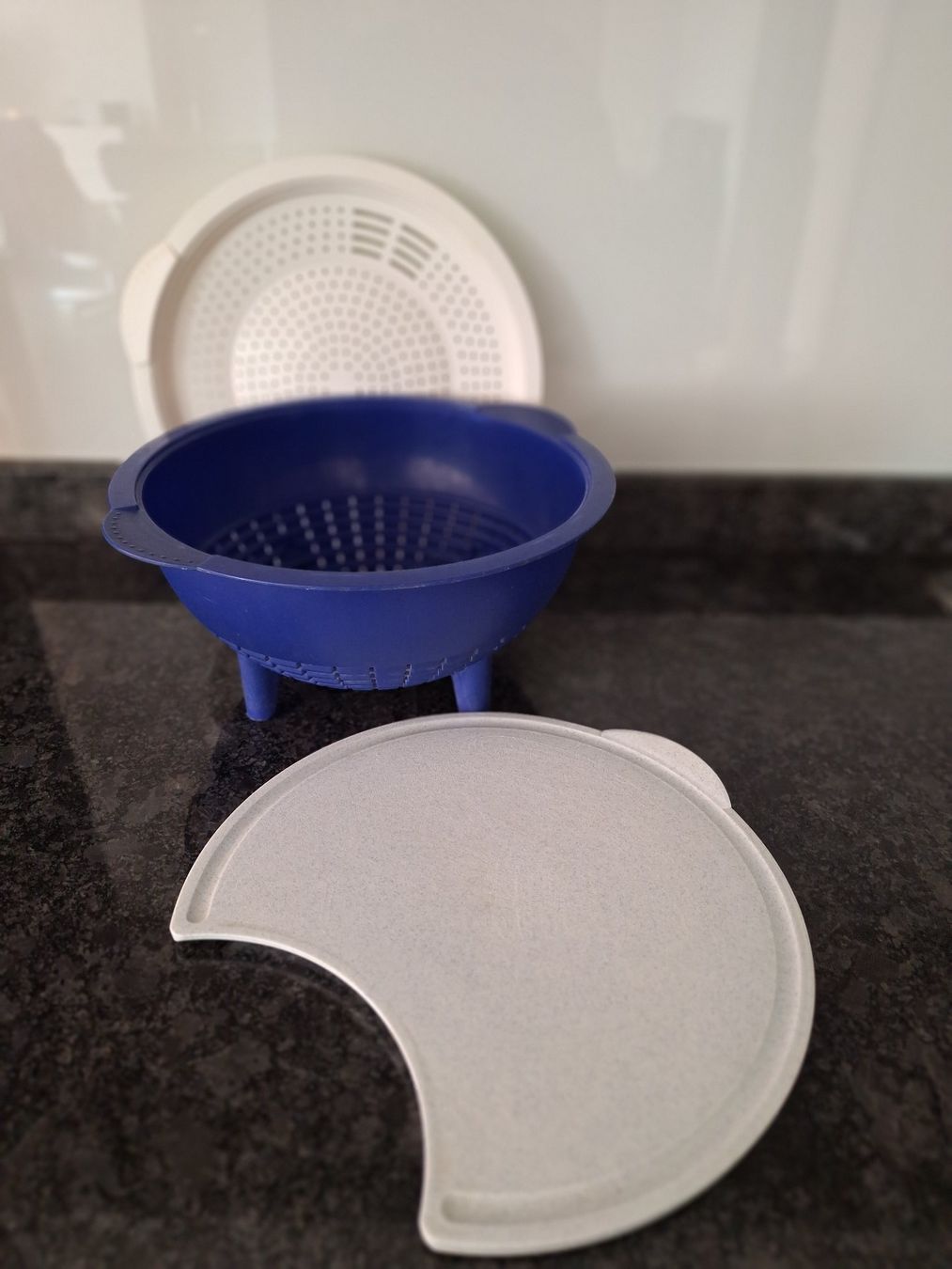 Tupperware Behälter & Ähnliches: Grosses Sieb mit Schneidbrett/Tupperware – Gebraucht aus Wattwil von Hausperle 1