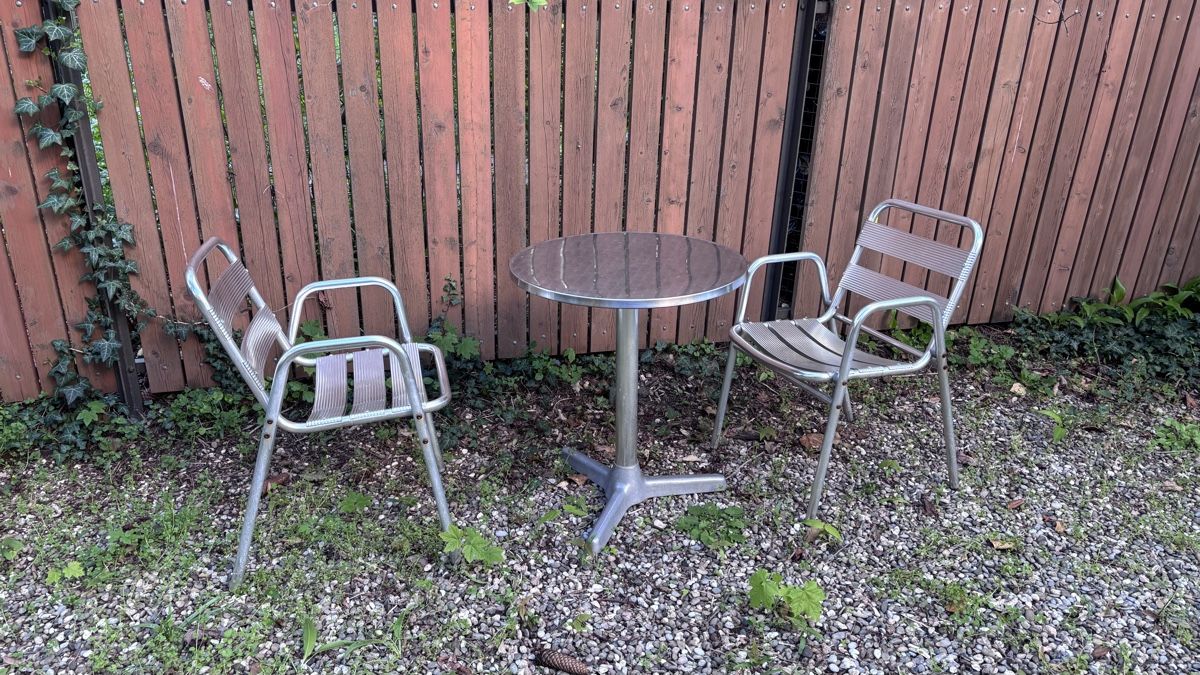 Set di tavolo e panche: Runder Gartentisch, 2 Stühle – Usato da Basel venduto da Defne