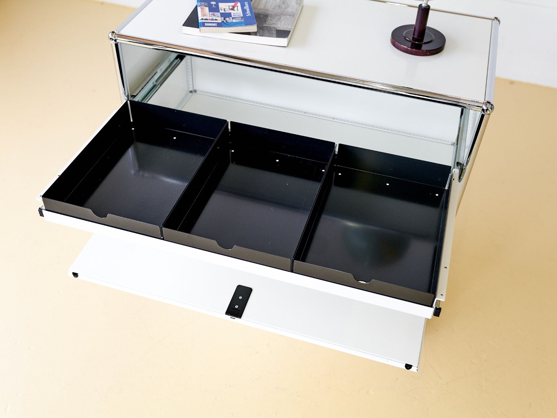 USM Cassettiere: USM Sideboard in Reinweiss mit Auszugtablar – Usato da Meinisberg venduto da atelier_TILIJA 7
