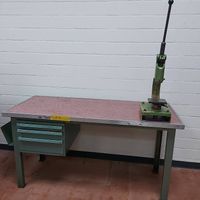 Werkbank mit Kniehebelpresse und Zubehör