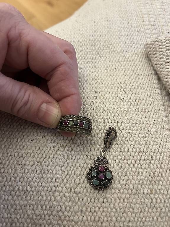 Anelli: Ensemble bague pendentif avec rubis émeraude et saphir – Usato da Le Lignon venduto da nad_5yrd