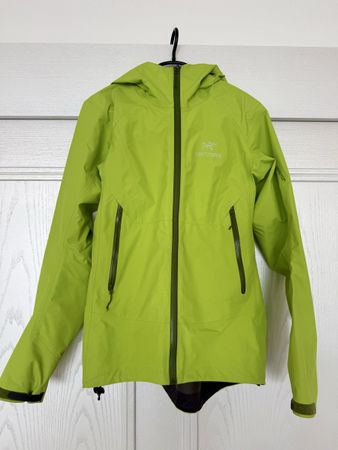 Damen Regenjacke Arc'teryx Gore-Tex grün Grösse M neuwertig