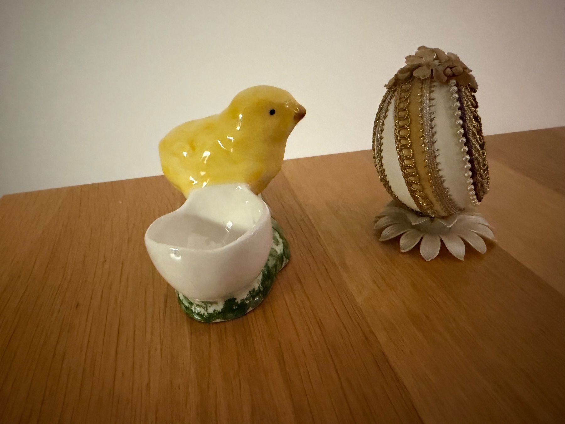 Tutte le decorazioni: 2 Vintage Osterdeko Küken Eierhalter & dekoratives Ei – Usato da Basel venduto da Rouge. 4