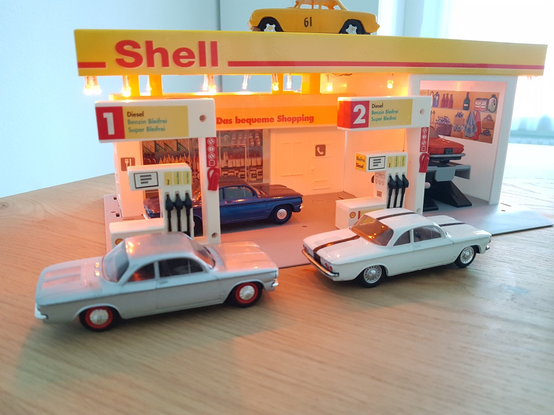 Spielzeuge: Shell Garage mit 5 Corvairs – Gebraucht aus Wetzikon ZH von 65corsa 1