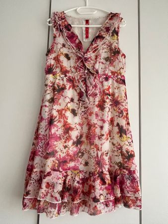 Wunderschönes buntes und farbenfrohes Sommerkleid