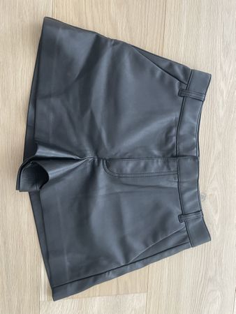 Coole Zara Kunstleder Shorts, schwarz, Gr. XS, neuwertig!