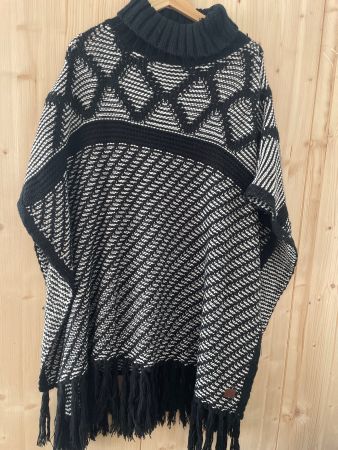 Warmer Winter Poncho von Barts, neuwertig