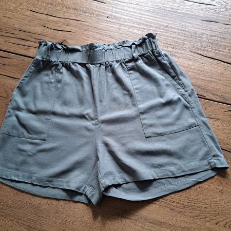 Shorts, grüngrau aus Leinen-Viskose  Grösse M - mit Gürtel