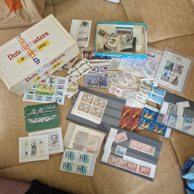 Collection de timbres variés (D'occasion) à Fully pour CHF 25 – avec ...