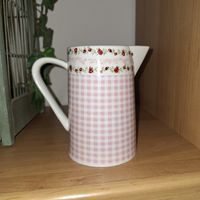 Krug/Milchkrug mit Rosenmuster und Vichy-Karo-Design