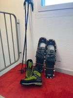 Schneeschuh Ausrüstung mit Bergschuhe und Stöcke