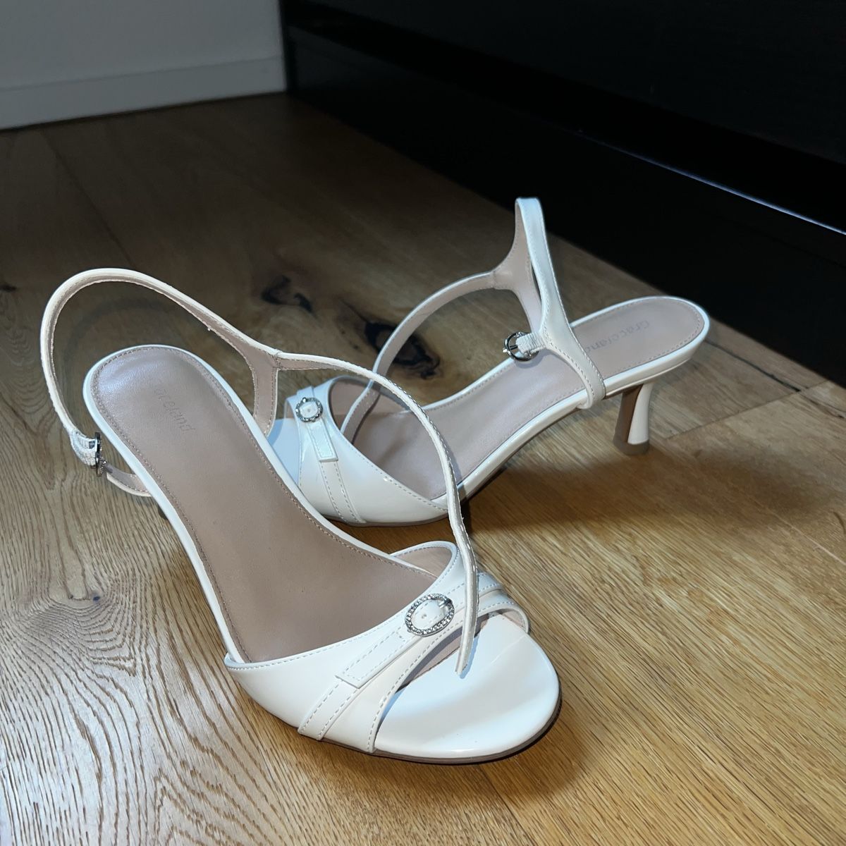 Graceland Damenschuhe: Weisse Sandalen mit Absatz & Glitzerdetails – Neu (gemäss Beschreibung) aus Chur von noe_mh8b