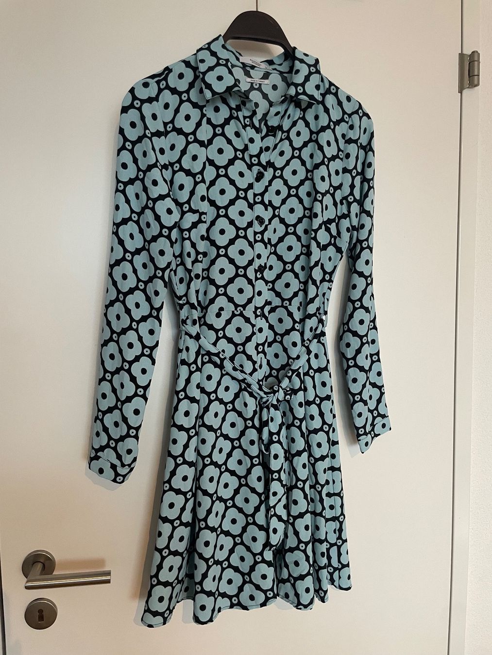 Kleider: Reserved Kleid mit Muster - NEU! – Neu und originalverpackt aus Pfäffikon SZ von ansyyy