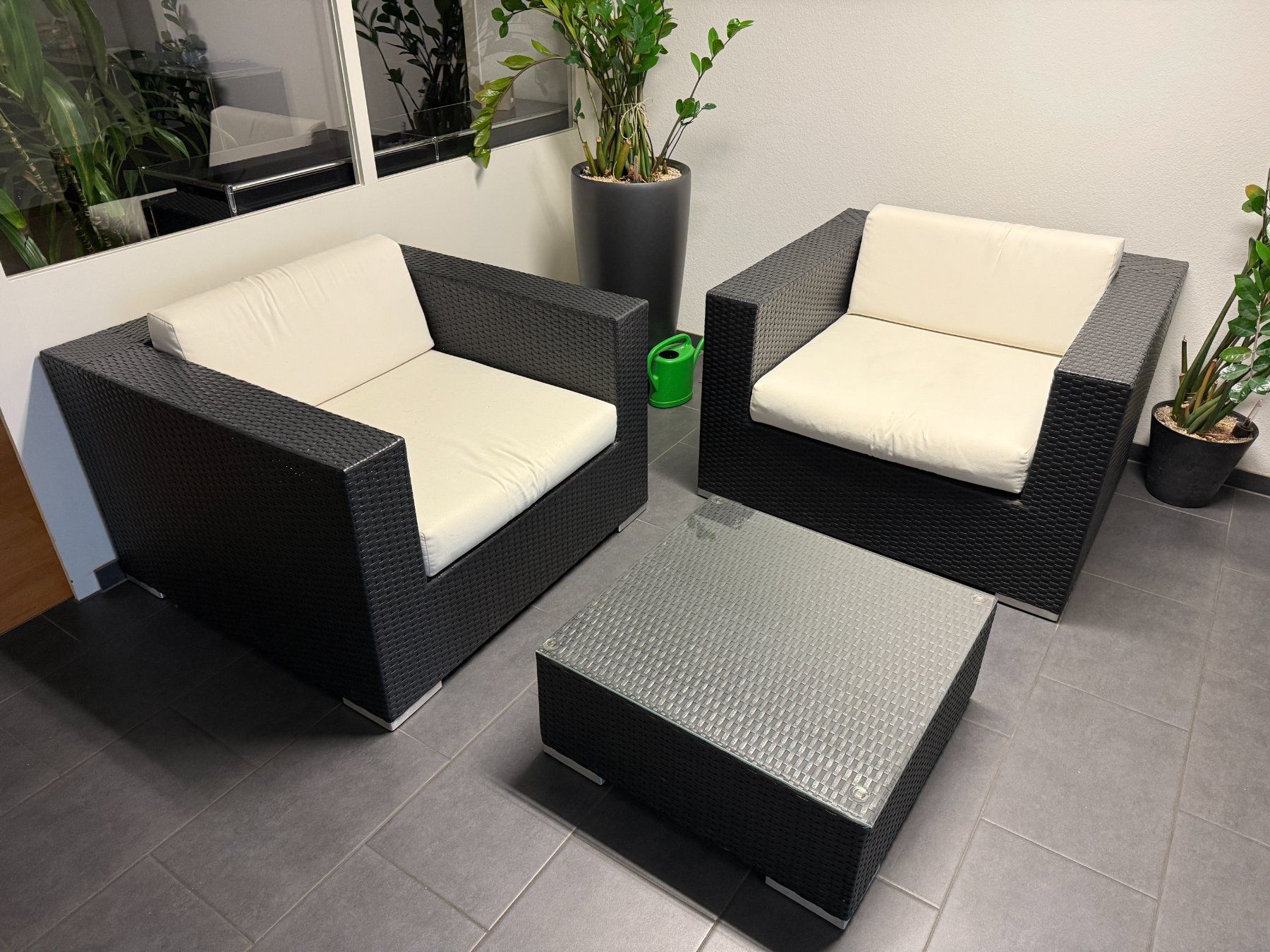Set di tavolo e panche: Ratan Lounge – Usato da Basel venduto da pp8_9yfx