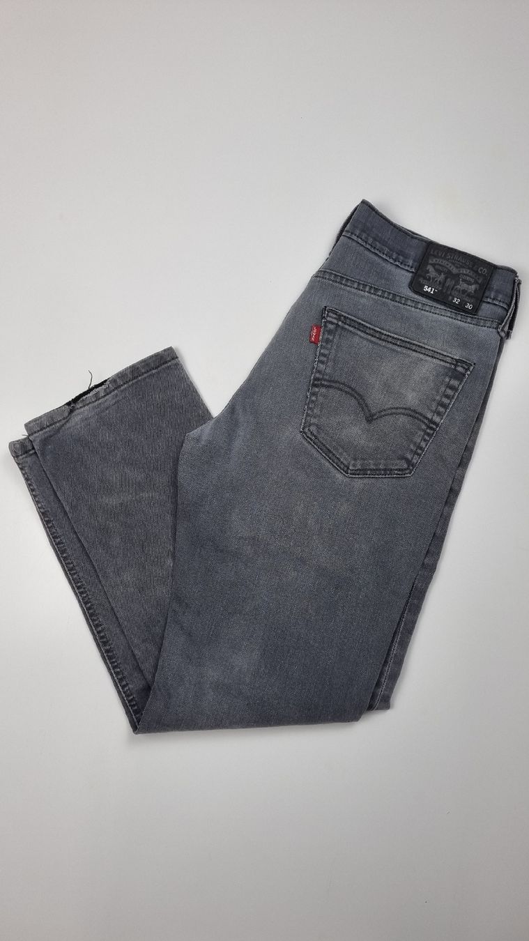 Levi's Jeans: Jean Levi's 541 W32/L30 – Nuovo (secondo la descrizione) da Crans-Montana venduto da pea_k6bc
