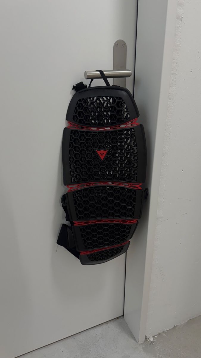 Dainese Schutz & Schoner: Dainese Rückenprotektor  – Gebraucht aus Eiken von ju.bi