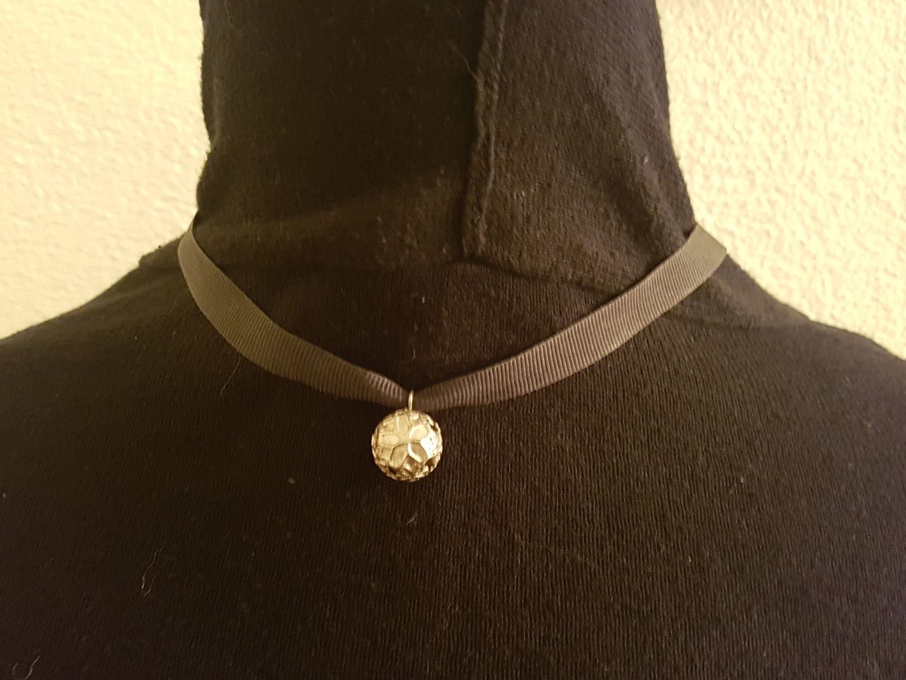 Catenine: Halsband Halskette mit Glocke ziseliert – Usato da Ettingen venduto da Maranathatalitha 1