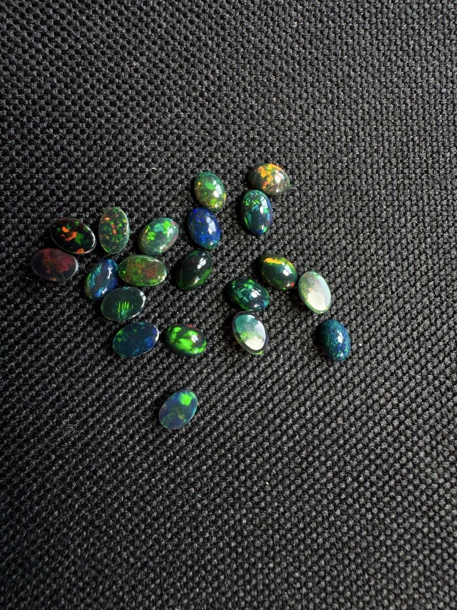 Edelsteine: Black Opal 0.35ct – Neu und originalverpackt aus Wängi von Horus_Stone