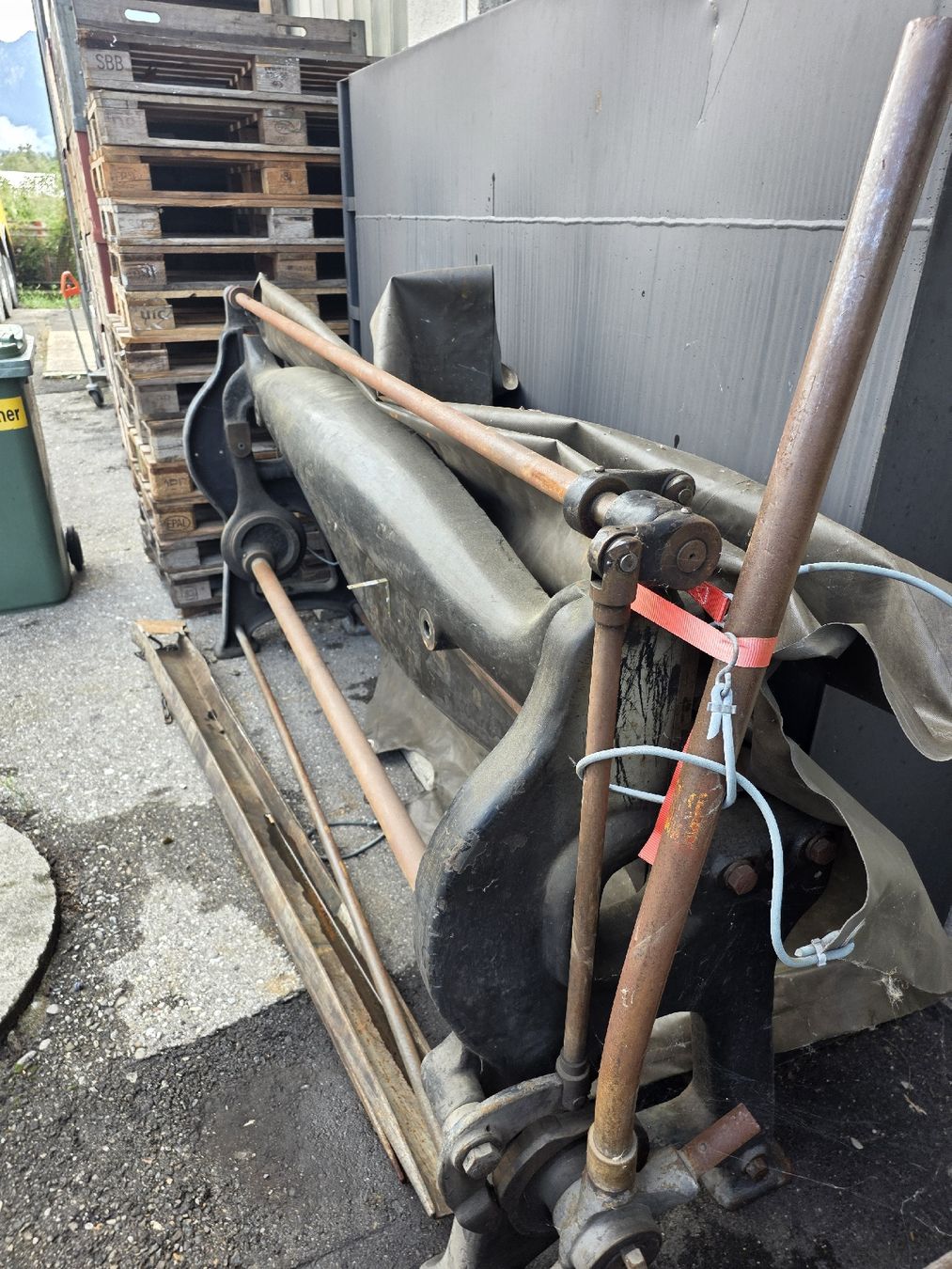 Tutte le macchine: Tafelschäre Guss 2m verrostet  – Difettoso da Thun venduto da Besa-Designs