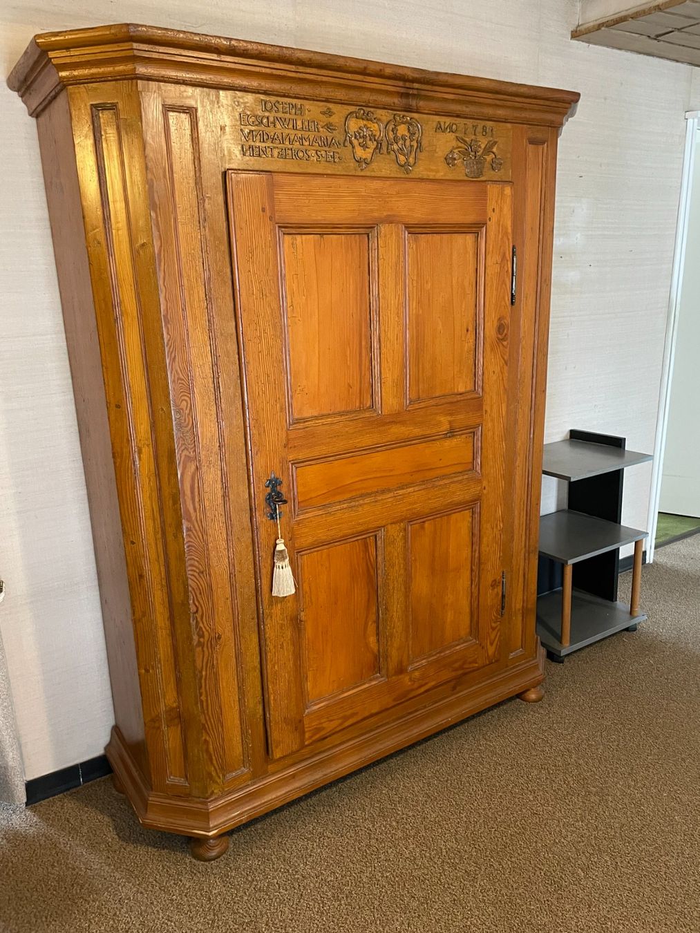 Armadi: Antiker Holzschrank – Usato da oberbuchsiten venduto da Stempelgasse11
