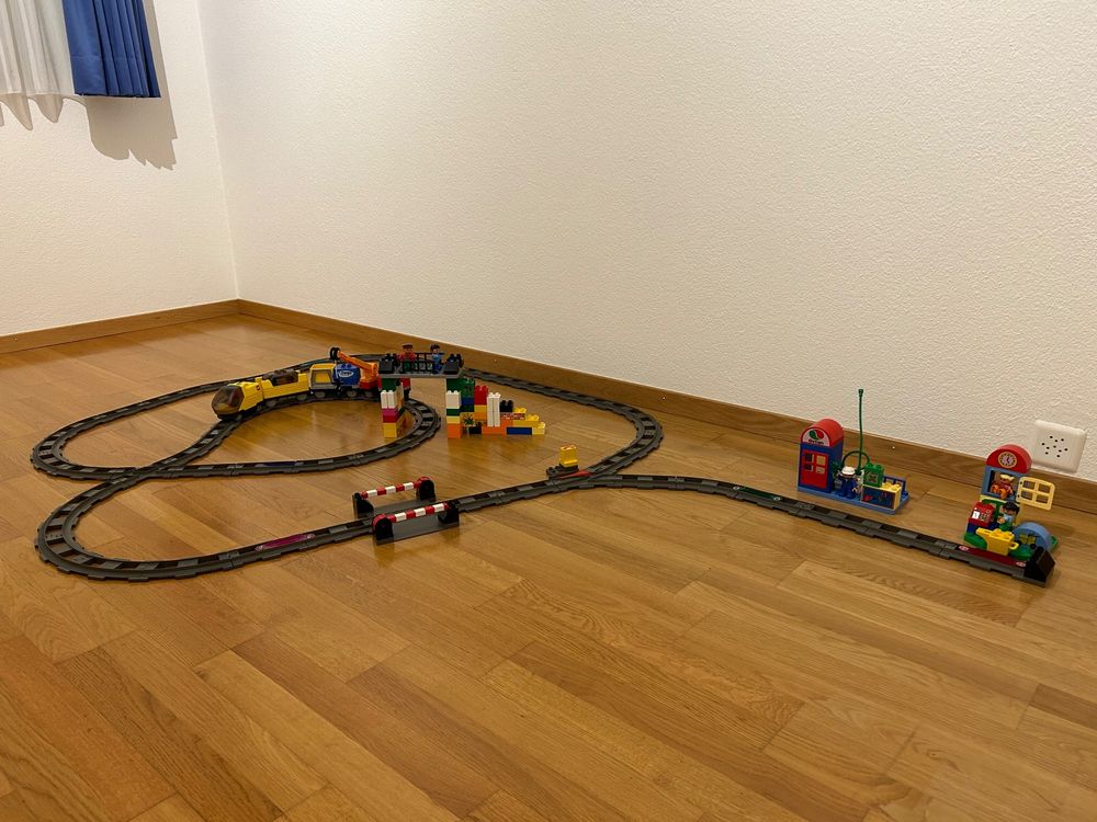  Foto zu Elektrische LEGO-Eisenbahn für Kinder 
