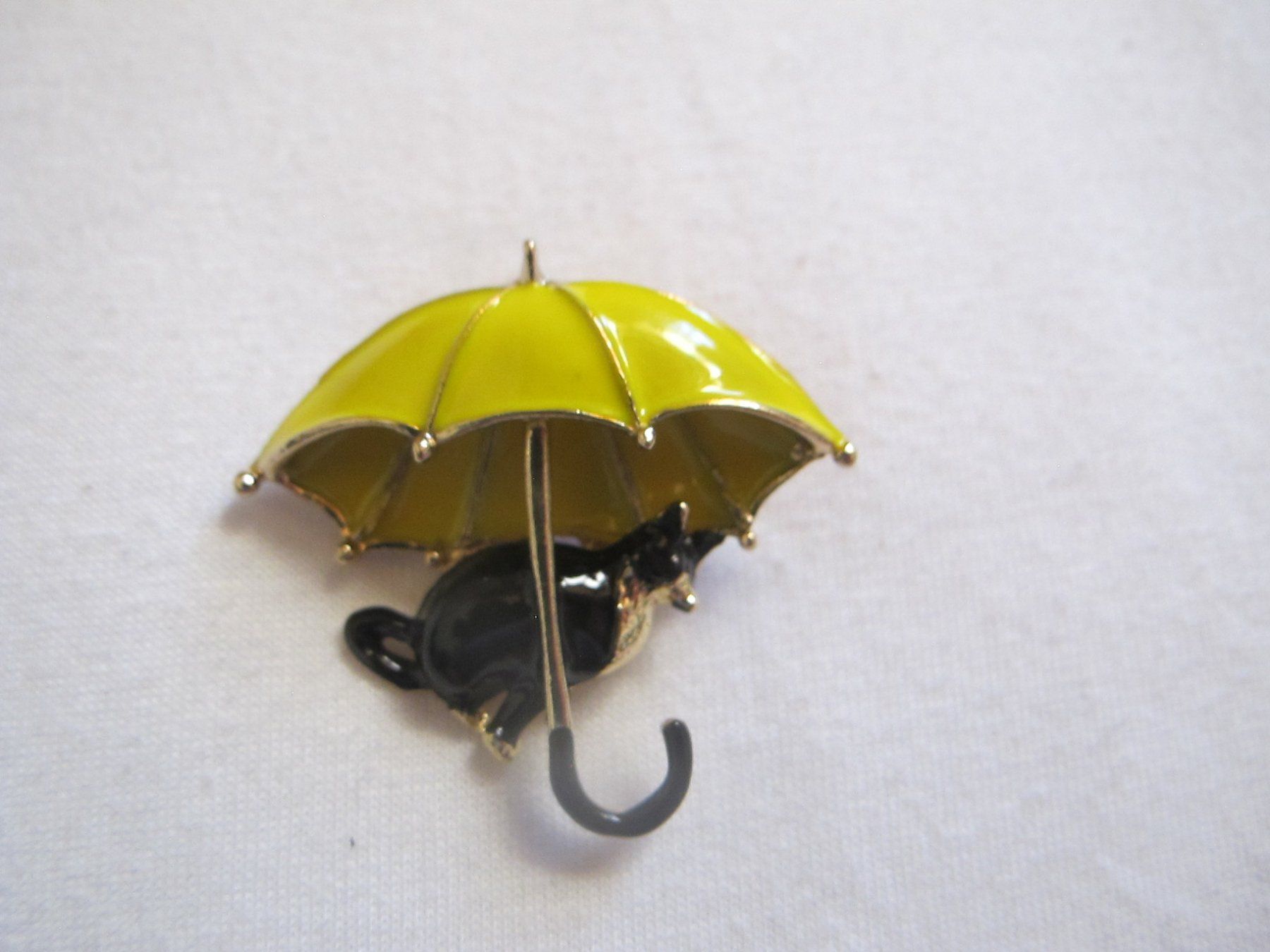 Broschen & Nadeln: Süsse Brosche Katze mit gelbem Regenschirm – Neu (gemäss Beschreibung) aus Löhningen von Chimae67 1