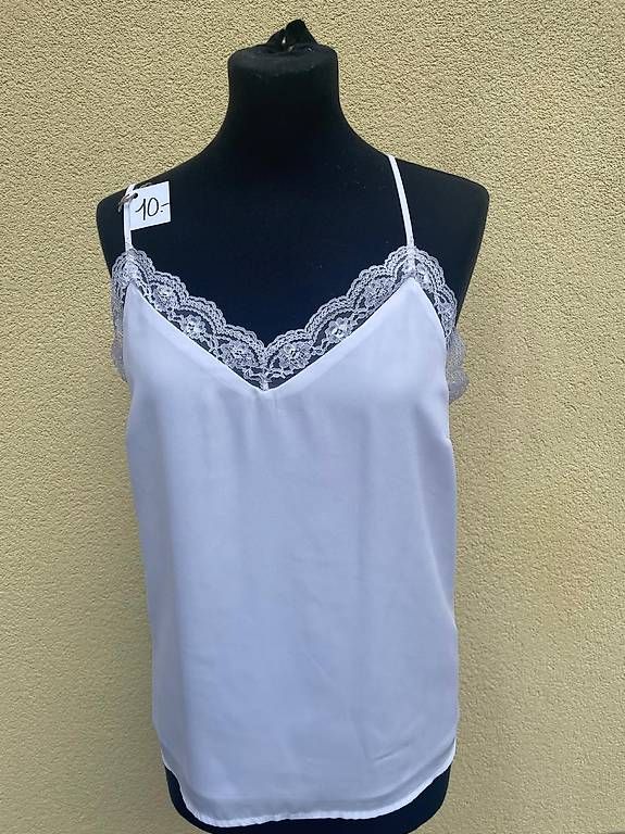 Top: Vendo canotta con pizzo bianca e/o nera.  – Usato da Personico venduto da mel_v7hz