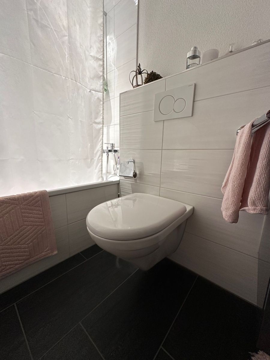 Armadietti a specchio: Modernes Badmöbel-Set mit Lavabo und Spiegelschrank – Usato da Neerach venduto da Swisssandy 3