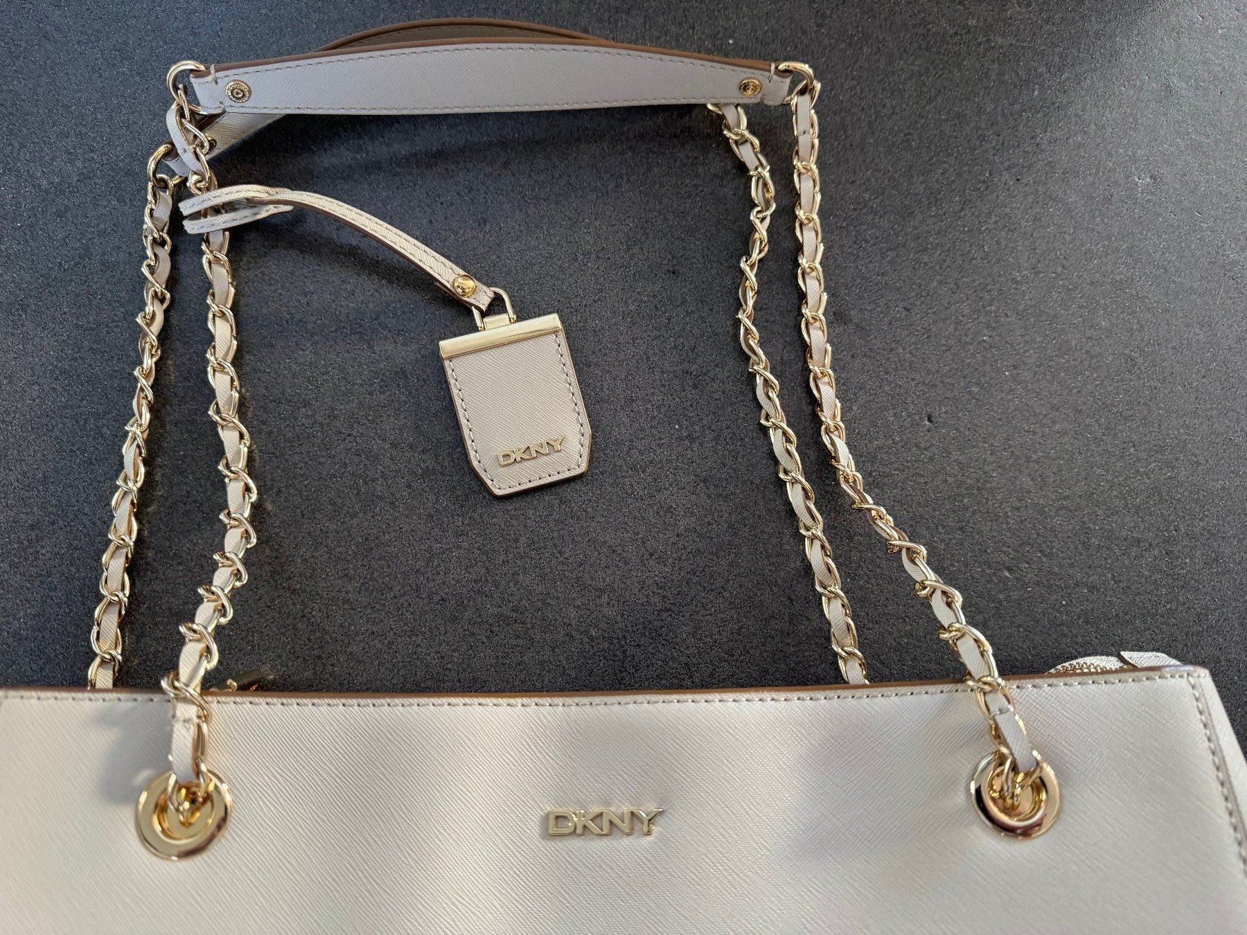 DKNY Borse: DKNY Structured Totebag Schultertasche beige/creme – Usato da Fribourg venduto da tschjoly 1