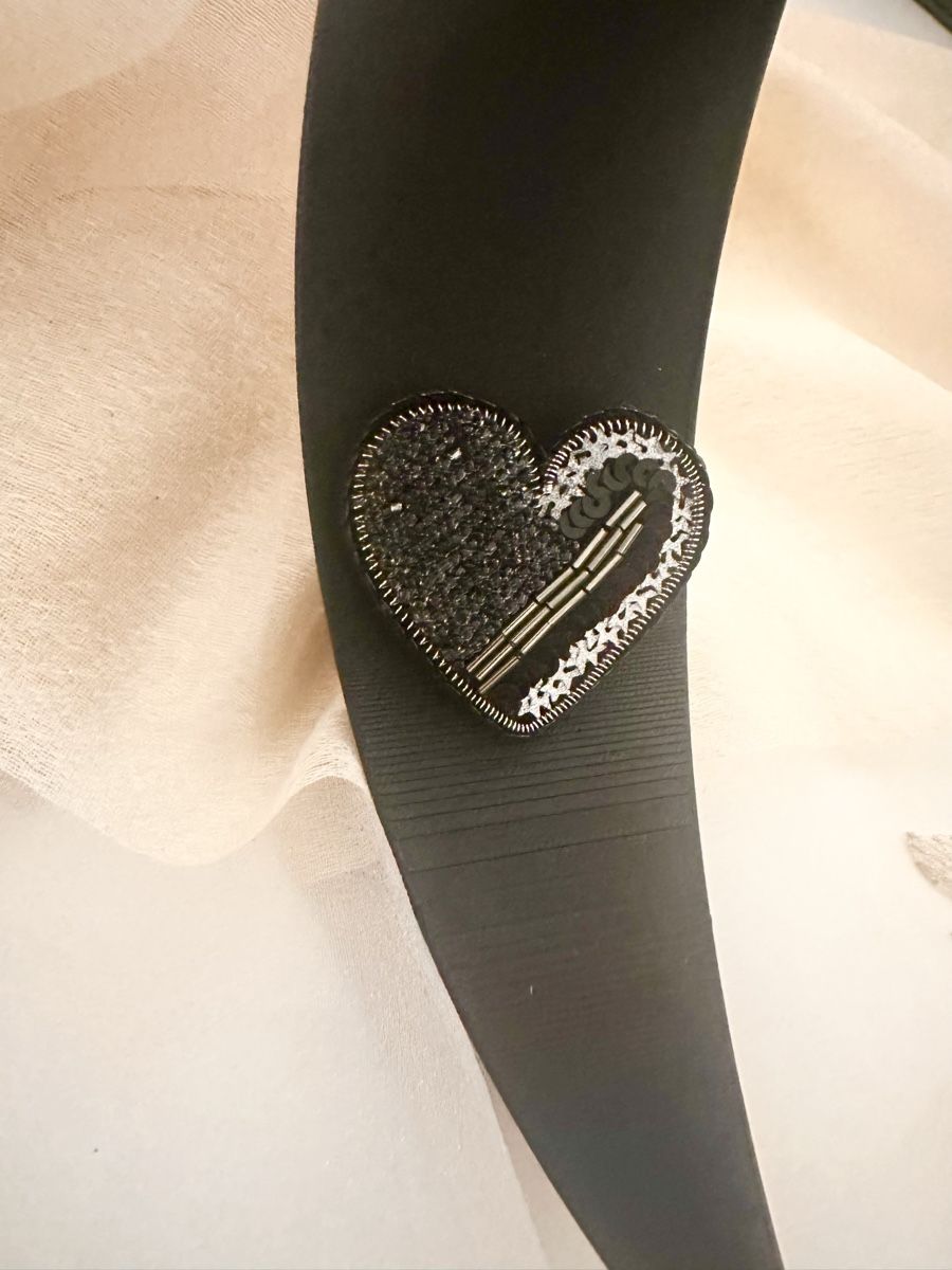 Spille & Fermagli: Black Heart Brooch, Sequin Embroidered, Handmade – Nuovo (secondo la descrizione) da Oftringen venduto da Eylem79 3