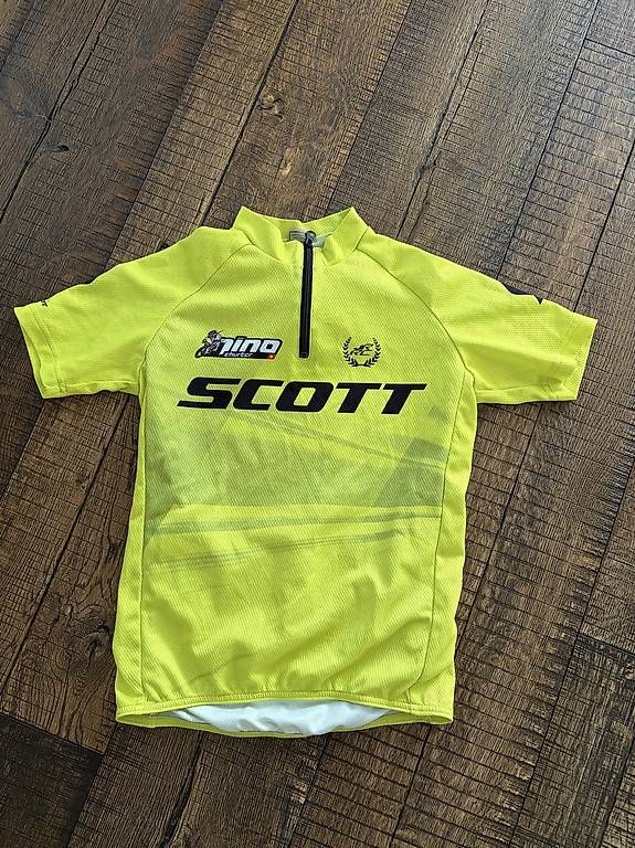 Scarpe, pantaloni & magliette da ginnastica: Bike Shirts 140 – Usato da Spiez venduto da RIGELER01 4
