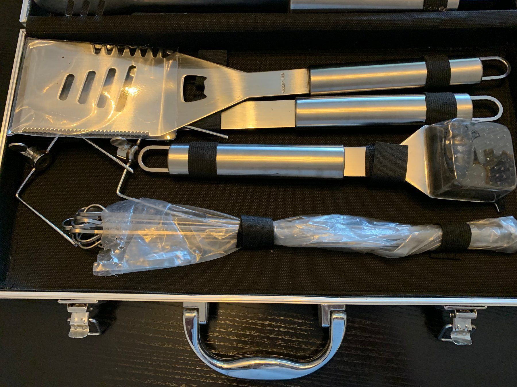 Set di posate: BBQ Grillbesteckkoffer 14 teilig – Nuovo (secondo la descrizione) da St. Gallen venduto da Adwen