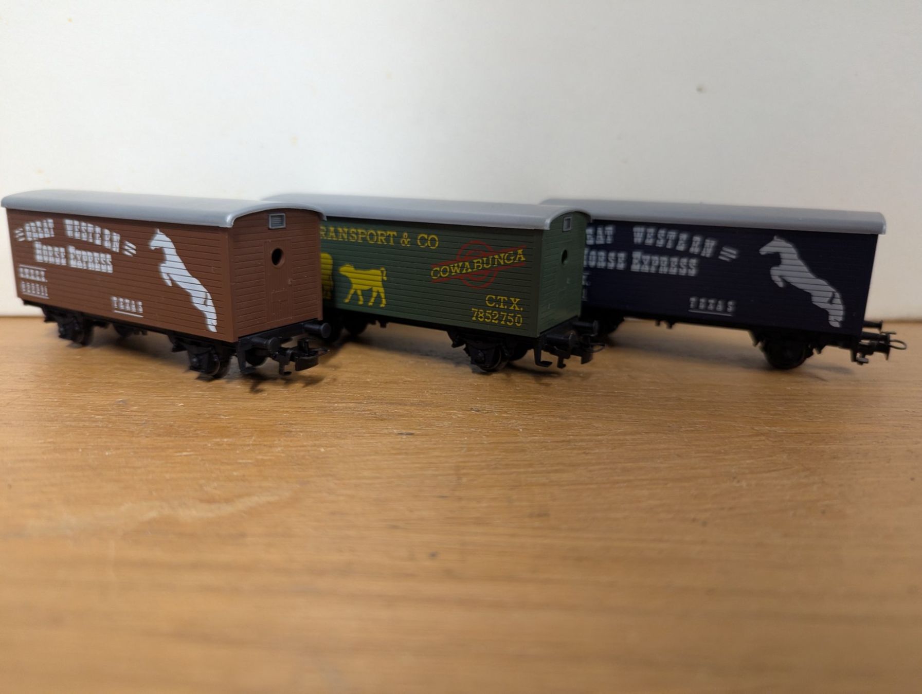 Märklin Modellini di ferrovie: Wagons à bestiaux et hangars à construire. – Usato da montcherand venduto da Niollu 9