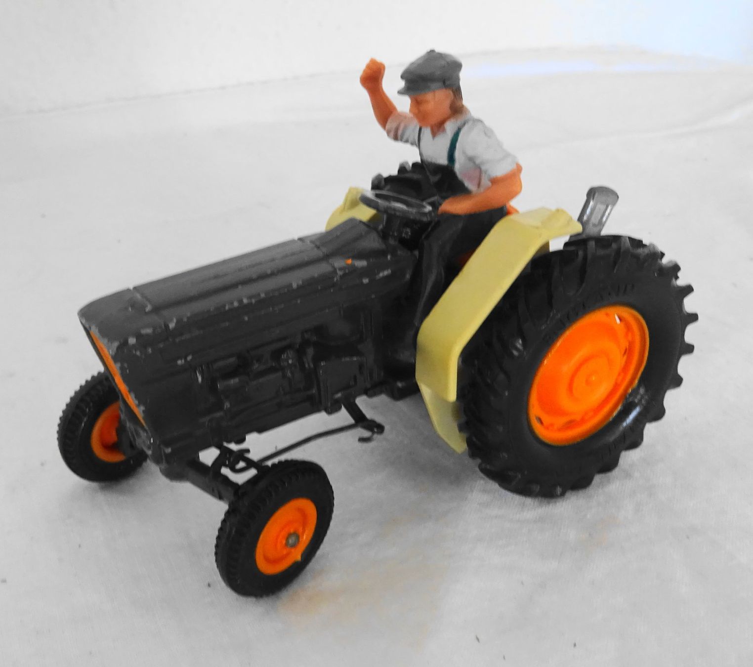 Britains Kit di modellismo & Modellini statici: Britains Ltd. Traktor mit Figur, Oldtimer Rarität – Usato da Zürich venduto da Connie8