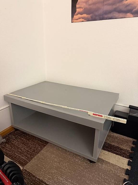 Mobili TV: TV-Tisch / Lowboard grau / gratis / zu verschenken – Usato da Kreuzlingen venduto da DarthDumbledore 1