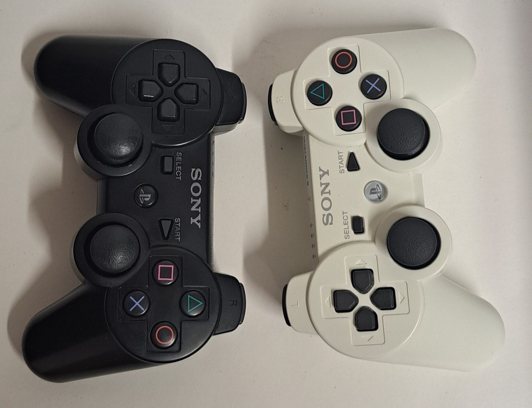 Sony Controller: Ps3 Controller  weiss  und schwarz original Sony  2 Stück – Gebraucht aus Biel/Bienne von Sasha4u