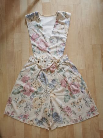 Sehr spezielle Shorts/ Hosenanzug mit Blumenmuster, Gr. 42