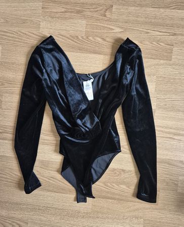 Schwarzer Samt Body von ONLY - Neu mit Etikett - Grösse S!
