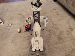 Weltraumrakete mit RAKETE Basisstation SPACE Trägerrakete