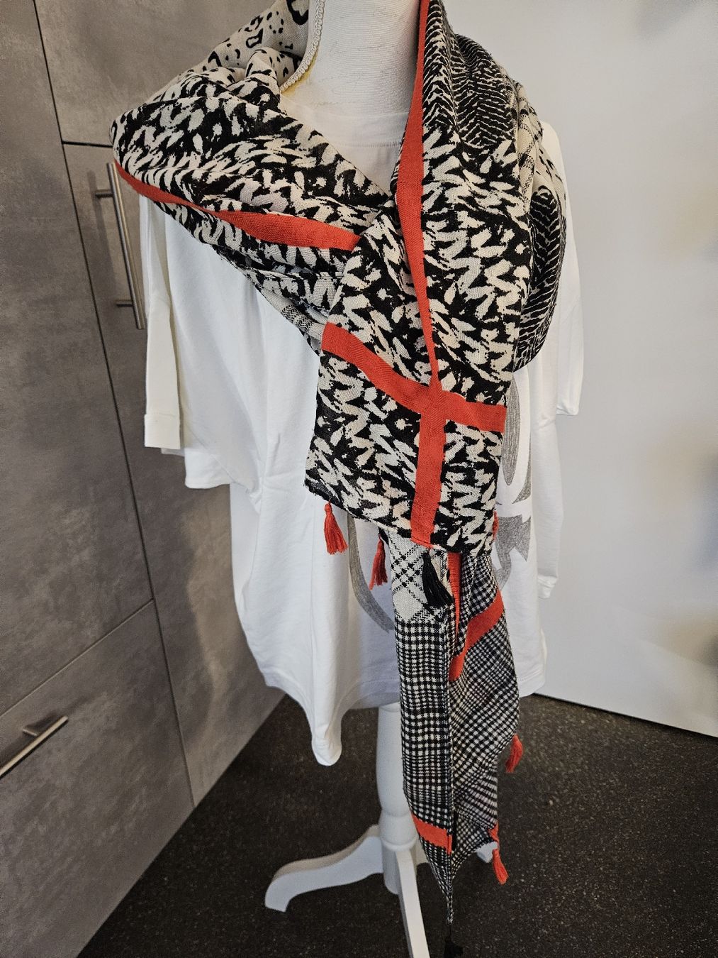Foulards & écharpes: Damen Schal Patchwork Muster schwarz weiss rot mit Quasten – D'occasion à Anwil par moosmat 1