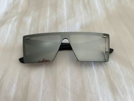 Lunettes de soleil neuves mode actuelle, verres effet miroir