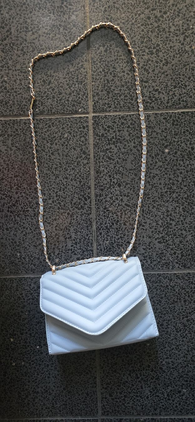 Borse da donna: SECOND HAND kleine Tasche hellblau Kettengurt – Usato da Seuzach venduto da Verano_2026 1
