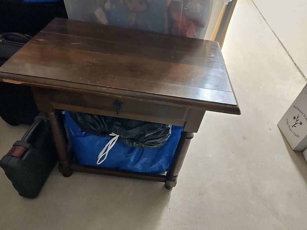 Tische: Table d'appoint en bois avec tiroir  – Gebraucht aus Blonay von jud_nm89 3