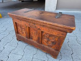 antike Holz Truhe mit tollen Beschlägen Kasten Hocker