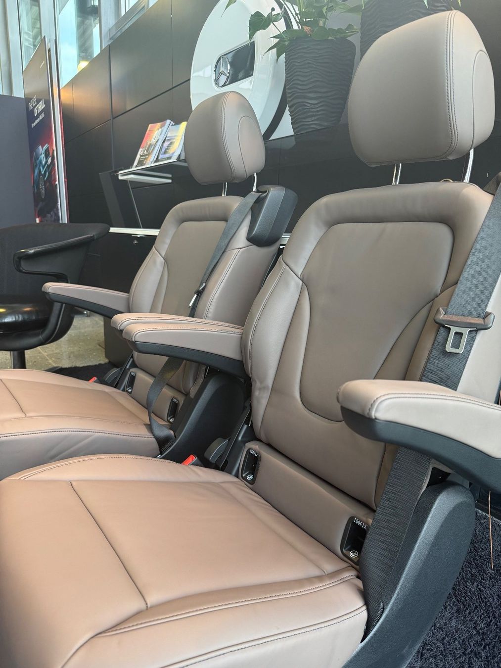 Mercedes-Benz Toutes les pièces auto: V Klasse Sitz ( nur noch einer Verfügbar ) – Neuf (Voir description) à Wettingen par SmartNeuteile