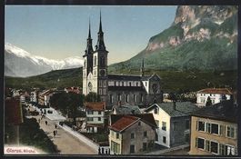 Glarus, Ortspartie mit Kirche und Gebirg